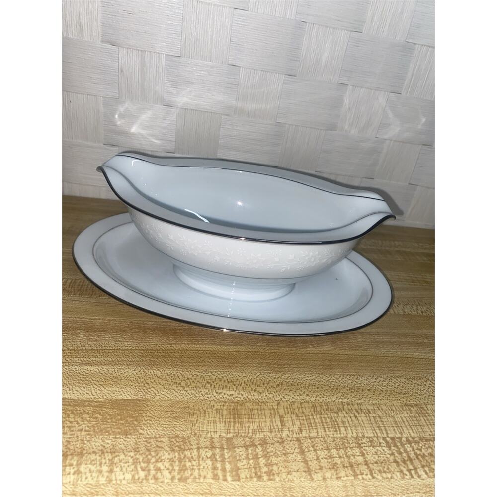 Noritake Buckingham 6438 Gravy Boat Attached Plate Retired Platinum Band